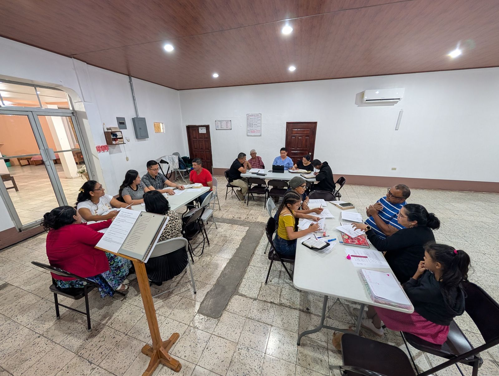 Voluntarios y compañeros de oración apoyando la obra
